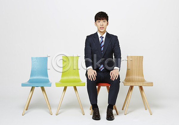 20대 남자 성인 성인남자한명만 한국인 한명 JPG 포토 면접 스튜디오촬영 실내 앉기 의자 전신 정장 취업준비생