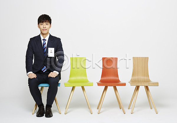 20대 남자 성인 성인남자한명만 한국인 한명 JPG 포토 면접 스튜디오촬영 실내 앉기 의자 전신 정장 취업준비생