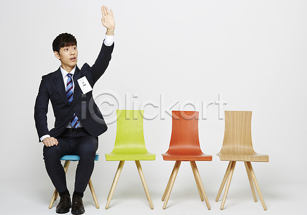 20대 남자 성인 성인남자한명만 한국인 한명 JPG 포토 면접 손들기 스튜디오촬영 실내 앉기 의자 전신 정장 질문 취업준비생