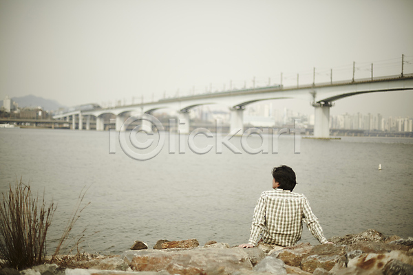 여유 휴식 40대 남자 남자만 성인 중년 중년남자한명만 한국인 한명 JPG 뒷모습 포토 남방 다리(건축물) 생각 앉기 야외 전신 주간 중년라이프 한강