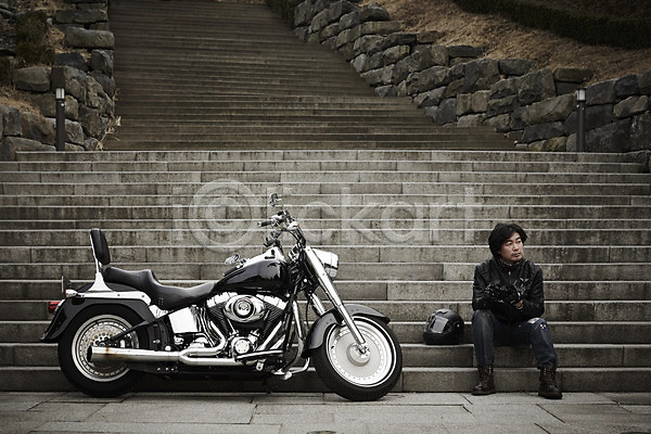 여유 40대 남자 남자만 성인 중년 중년남자한명만 한국인 한명 JPG 앞모습 포토 계단 라이더 라이딩 앉기 야외 오토바이 전신 주간 중년라이프 취미 헬멧