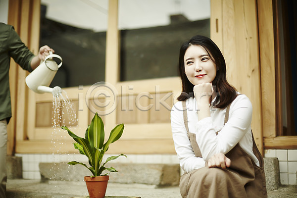여유 즐거움 20대 남자 두명 성인 성인만 여자 한국인 JPG 앞모습 포토 물뿌리개 물주기 부부 부부라이프 상반신 서기 신혼집 앉기 야외 주간 한옥 화분