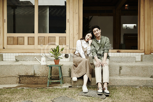 다정 즐거움 20대 남자 두명 성인 성인만 여자 한국인 JPG 앞모습 포토 기댐 돌계단 부부 부부라이프 신혼집 앉기 야외 전신 주간 한옥 화분
