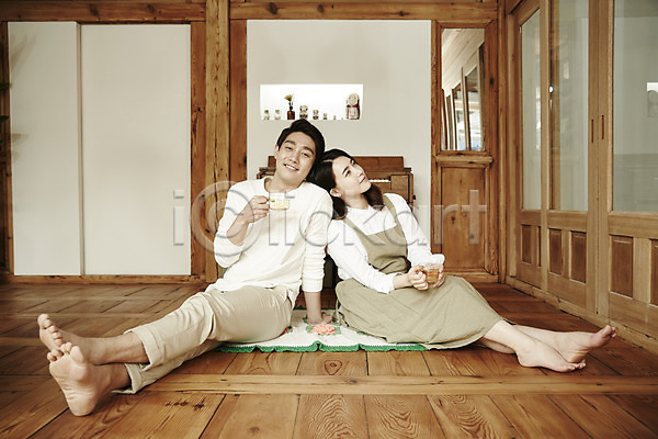다정 티타임 20대 남자 두명 성인 성인만 여자 한국인 JPG 앞모습 포토 기댐 꽃차 들기 마루(인테리어) 부부 부부라이프 신혼집 실내 앉기 전신 한옥