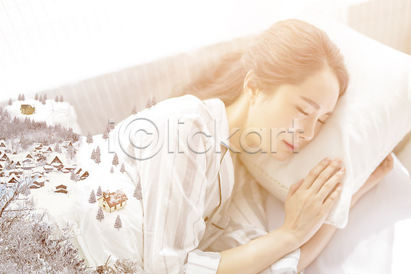 20대 성인 여자 한국인 한명 JPG 디지털합성 편집이미지 겨울 그래픽 나무 눈 디지털아트 마을 뷰티 아침 잠 주택 쿠션 합성 햇빛