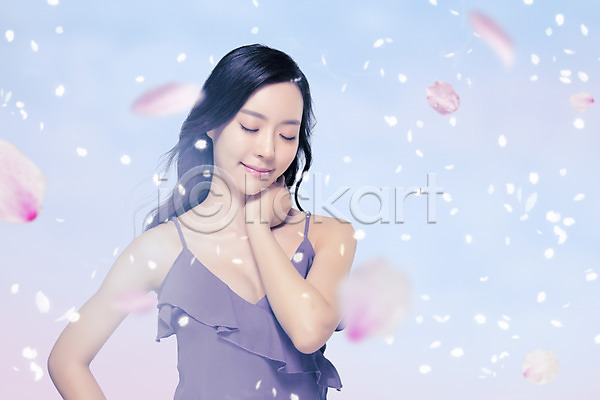 20대 성인 여자 한국인 한명 JPG 디지털합성 편집이미지 그래픽 꽃잎 눈감음 디지털아트 벚꽃 뷰티 의료성형뷰티 합성