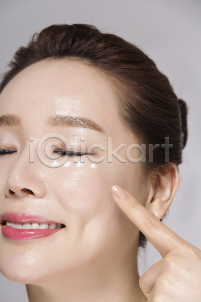 깨끗함 40대 신체부위 여자 중년 중년여자한명만 한국인 한명 JPG 근접촬영 앞모습 포토 눈가 눈감음 만지기 미소(표정) 뷰티 상반신 손짓 스튜디오촬영 실내 얼굴 의료성형뷰티 중년라이프 피부관리