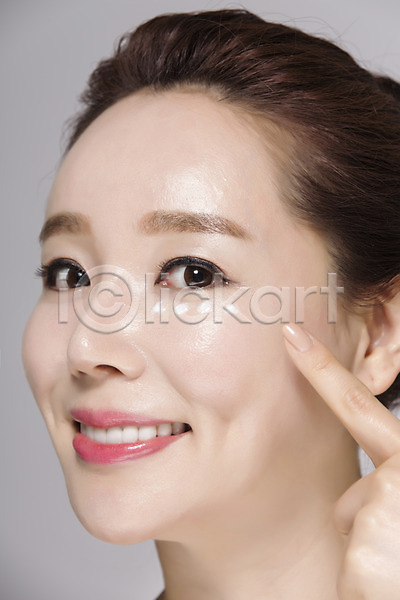 깨끗함 40대 신체부위 여자 중년 중년여자한명만 한국인 한명 JPG 근접촬영 앞모습 포토 눈가 만지기 미소(표정) 뷰티 상반신 손짓 스튜디오촬영 실내 얼굴 의료성형뷰티 중년라이프 피부관리