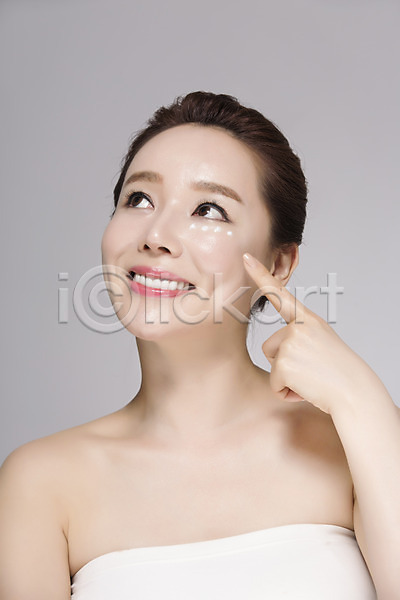 깨끗함 40대 여자 중년 중년여자한명만 한국인 한명 JPG 앞모습 포토 눈가 로션 미소(표정) 바르기 뷰티 상반신 서기 손짓 스튜디오촬영 실내 올려보기 의료성형뷰티 중년라이프 탱크톱 피부관리