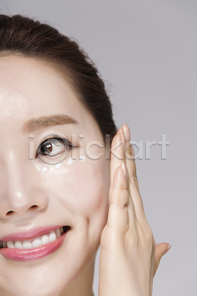 깨끗함 40대 여자 중년 중년여자한명만 한국인 한명 JPG 근접촬영 앞모습 포토 눈가 로션 미소(표정) 바르기 뷰티 상반신 손짓 스튜디오촬영 실내 의료성형뷰티 중년라이프 피부관리