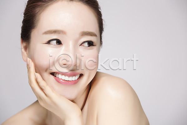 깨끗함 40대 여자 중년 중년여자한명만 한국인 한명 JPG 앞모습 포토 미소(표정) 뷰티 상반신 스튜디오촬영 실내 의료성형뷰티 중년라이프 턱괴기 피부관리
