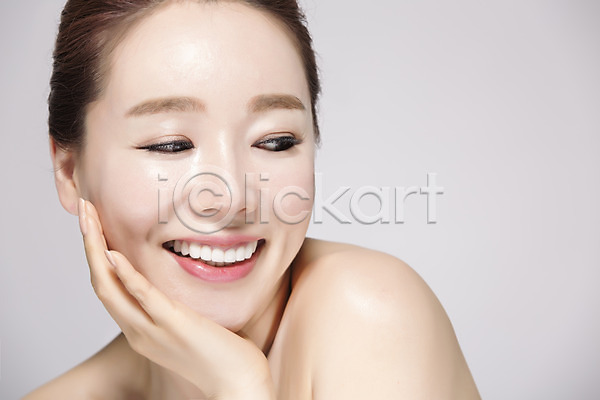 깨끗함 40대 여자 중년 중년여자한명만 한국인 한명 JPG 앞모습 포토 미소(표정) 뷰티 상반신 스튜디오촬영 실내 의료성형뷰티 중년라이프 턱괴기 피부관리