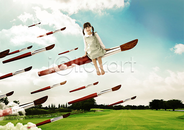 소녀(어린이) 한국인 한명 PSD 편집이미지 교육 구름(자연) 나무 미술 미술도구 붓 앉기 어린이교육 웃음 잔디 전신 편집 하늘