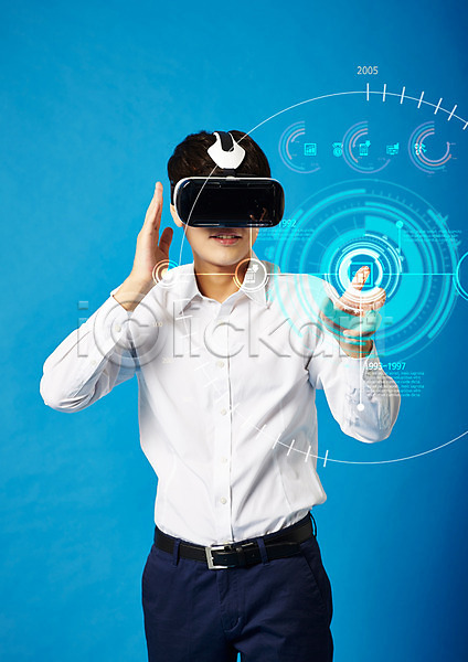 스마트 30대 남자 성인 한국인 한명 PSD 편집이미지 3D영화 VR기기 가상현실 비즈니스맨 상반신 스마트라이프 오큘러스 터치 터치스크린 편집