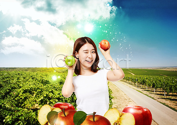 20대 성인 여자 한국인 한명 PSD 편집이미지 구름(자연) 밭 사과(과일) 상반신 웃음 웰빙 윙크 유기농 음식 편집 하늘
