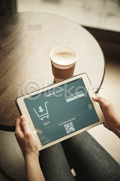 신체부위 PSD 디지털합성 편집이미지 QR코드 들기 디지털아트 모바일 모바일쇼핑 손 실내 커피 탁자 태블릿 핀테크