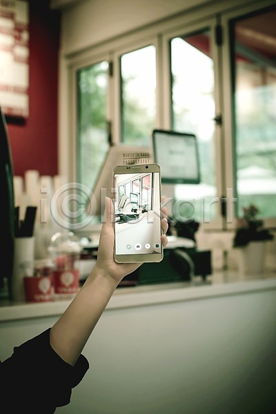 신체부위 PSD 디지털합성 편집이미지 들기 디지털아트 모바일 사진촬영 상점 손 스마트폰 실내 카페