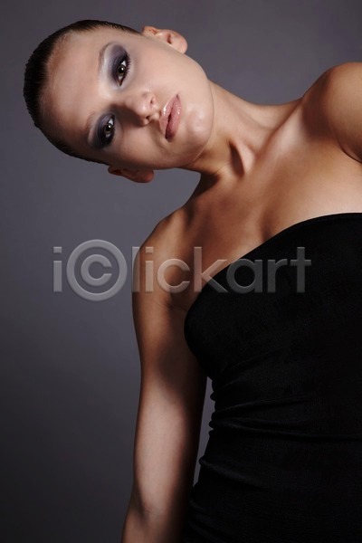 백인 사람 여자 한명 JPG 포토 해외이미지 1 검은색 드레스 러시아인 모델 유럽 유행 응시 해외202004 회색 흰색
