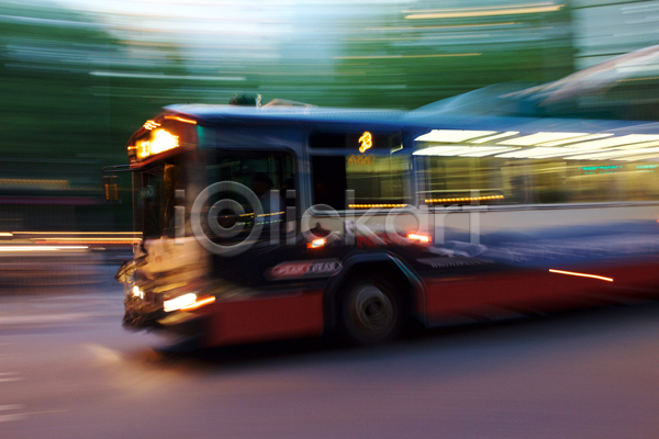 사람 사람없음 JPG 포토 해외이미지 거리 도로 도시 버스 블러 속도 시티라이프 야간 여름(계절) 운전 일반 자동차 저녁 해외202004