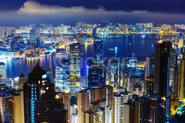 동양인 사람없음 JPG 포토 해외이미지 건축양식 고층빌딩 관광지 대도시 도시 도시풍경 도심 랜드마크 명승지 비즈니스 스모그 스카이라인 아시아 안개 야간 어둠 장면 저녁 전등 절정 중국 중앙 지역 항구 해외202004 홍콩