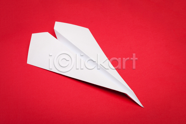 사람없음 JPG 포토 해외이미지 빨간배경 실내 종이 종이비행기 한개 해외202004