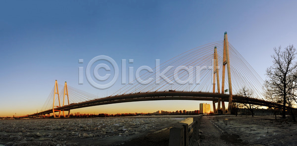 사람없음 JPG 포토 해외이미지 강 건축양식 고속도로 도로 도시풍경 세로 유럽 철강 큼 파란색 풍경 하늘 해외202004 해외포토