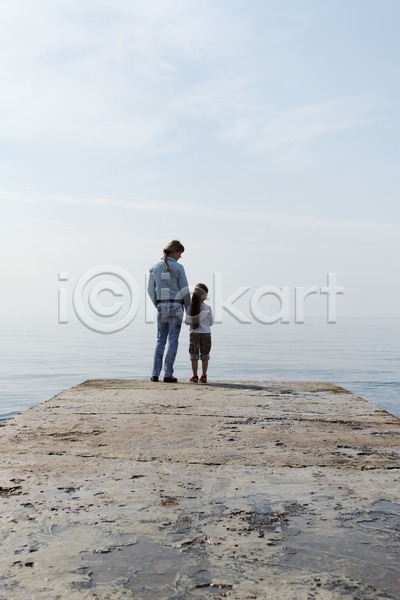 두명 백인 사람 소녀(어린이) 어린이 JPG 포토 해외이미지 노려봄 물 바다 수평선 야외 응시 파란색 하늘 해외202004