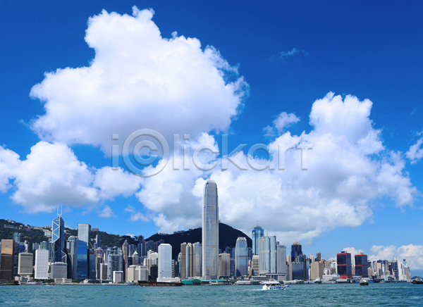 사람없음 JPG 포토 해외이미지 건물 건축양식 고층빌딩 구름(자연) 도시 도시풍경 도심 만 맑음 문화 바다 비즈니스 사무실 센터 스카이라인 시간 아시아 여행 중국 타운 탑 파란색 풍경(경치) 하늘 항구 해외202004 홍콩 흰색