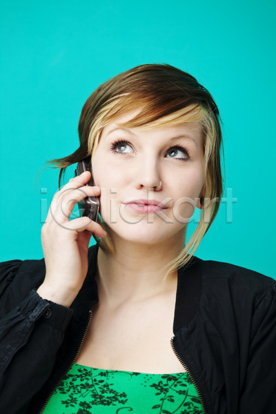 백인 여자 한명 JPG 포토 해외이미지 강조 고립 귀걸이 미소(표정) 백그라운드 세포 셀룰러 얼굴 외침 응시 채팅 초록색 코 통신 피어싱 해외202004 핸드폰