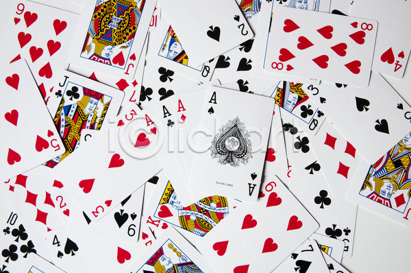 성공 위험 행운 사람없음 JPG 포토 해외이미지 검은색 게임 고립 놀이 도박 빨간색 신용카드 에이스 우승 중독 탁자 포커 해외202004 흰색