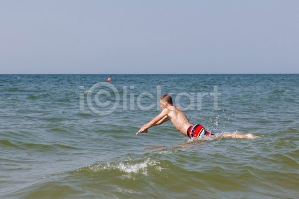 기쁨 떨어짐 10대 남자 백인 사람 소년 한명 JPG 포토 해외이미지 물 바다 수영 수영선수 스포츠 스플래쉬 야외 운동 점프 해외202004 휴가
