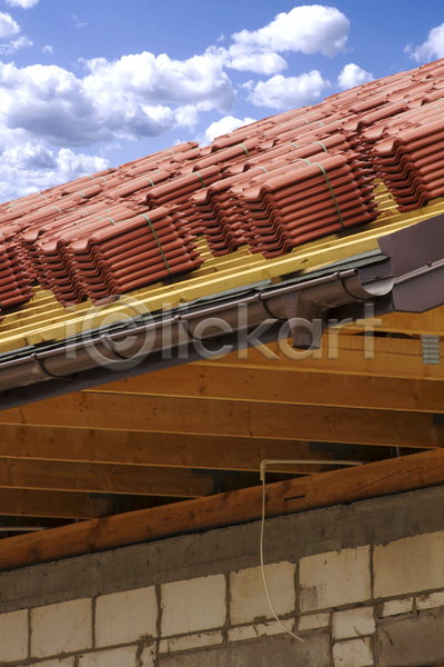 보호 사람없음 JPG 포토 해외이미지 건축물 건축양식 구름(자연) 물결무늬 부동산 빨간색 생태계 전통 주택 지붕 파란색 하늘 해외202004