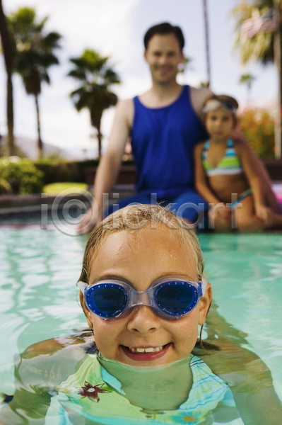 여유 남자 성인 세명 소녀(어린이) 어린이 여자 JPG 아웃포커스 앞모습 포토 해외이미지 가족 물안경 미소(표정) 바캉스 상반신 수영장 야외 여름(계절) 여름휴가 주간 해외202004