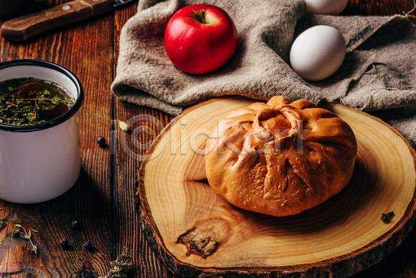 사람없음 JPG 포토 해외이미지 계란 나무받침 머그컵 사과(과일) 음식 전통차 천(직물) 파이(빵)