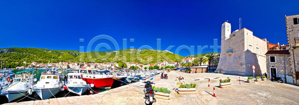 사람없음 JPG 포토 해외이미지 건축양식 나무 놀람 도시 마을 만 바다 바위 보트 섬 손바닥 어부 여름 여행 여행객 역사 옛날 유럽 자연 조약돌 지중해 초록색 크로아티아 타운 파노라마 파란색 풍경 하늘 항구 해변 해외202004 해외포토