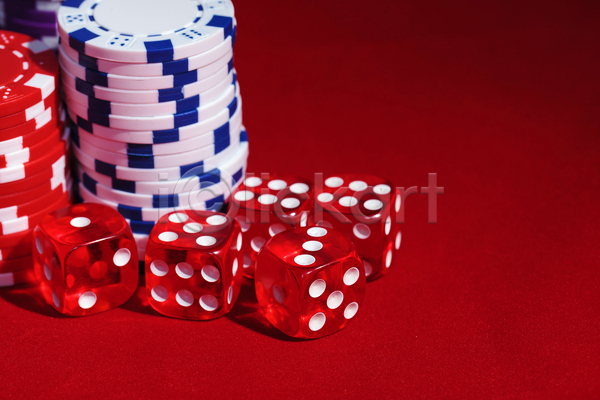 위험 행운 사람없음 JPG 포토 해외이미지 게임 기회 놀이 도박 백그라운드 보라색 빨간색 뼈 쌓기 원형 초록색 카지노 컬러풀 투명 파란색 포커 플라스틱 해외202004 흰색