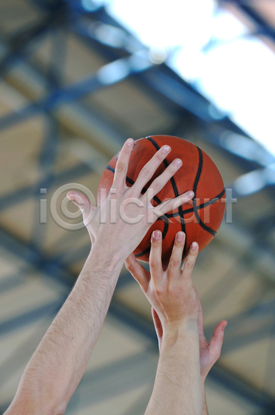 경쟁 신체부위 JPG 아웃포커스 포토 해외이미지 농구 농구공 농구장 뺏기 손 손뻗기 실내 운동