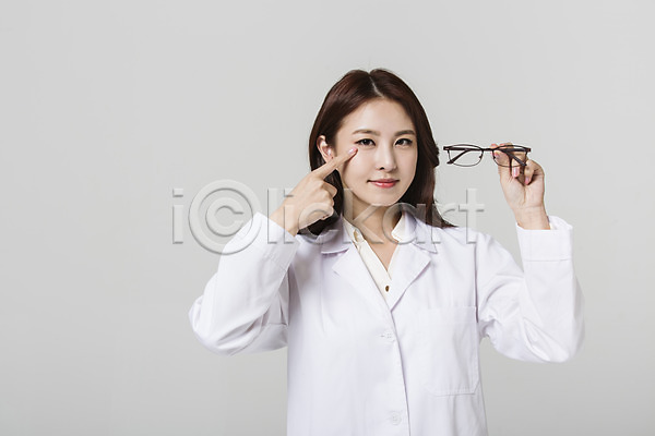 20대 성인 성인만 성인여자한명만 여자 한국인 한명 JPG 앞모습 포토 눈 눈(신체부위) 들기 상반신 서기 스튜디오촬영 실내 안경 우먼라이프 의사 의사가운