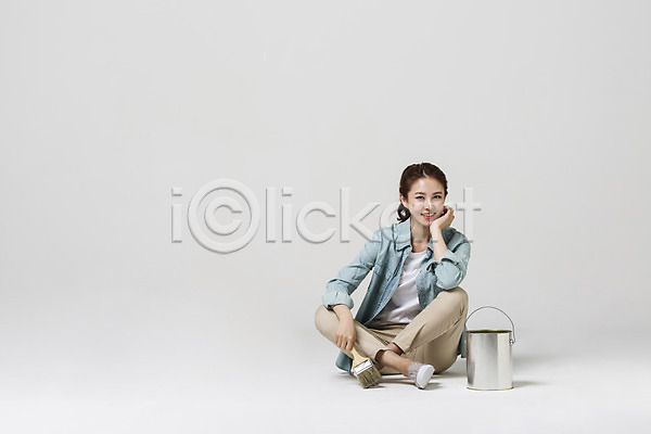 20대 성인 성인만 성인여자한명만 여자 한국인 한명 JPG 앞모습 포토 스튜디오촬영 실내 앉기 우먼라이프 전신 페인트