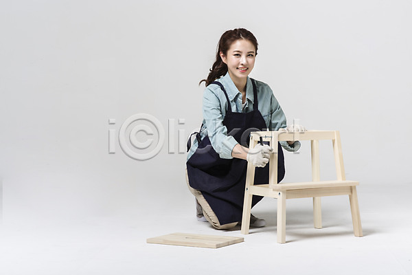 20대 성인 성인만 성인여자한명만 여자 한국인 한명 JPG 앞모습 포토 DIY 만들기 스튜디오촬영 실내 앉기 우먼라이프 의자 전신