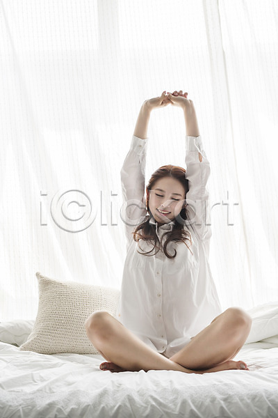 휴식 20대 성인 성인만 성인여자한명만 여자 한국인 한명 JPG 앞모습 포토 기지개 실내 안식처 앉기 우먼라이프 전신 침대 침실