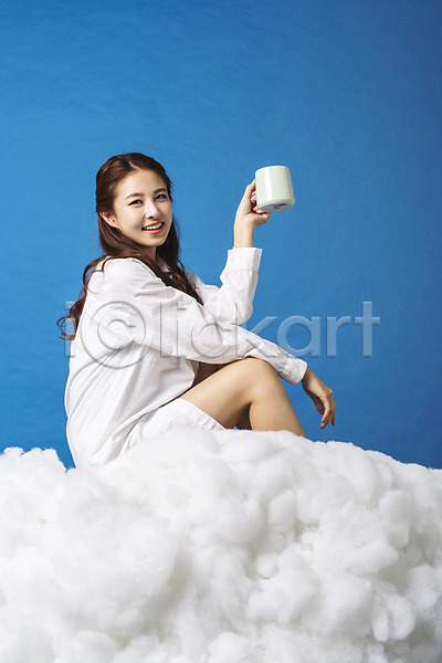 순수 20대 성인 성인만 성인여자한명만 여자 한국인 한명 JPG 옆모습 포토 구름(자연) 들기 미소(표정) 상반신 스튜디오촬영 실내 앉기 우먼라이프 컵