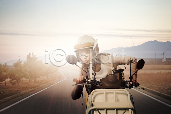 20대 성인 성인여자만 여자 한국인 한명 JPG 디지털합성 편집이미지 도로 디지털아트 라이딩 야외 오토바이 주간 합성 햇빛 헬멧