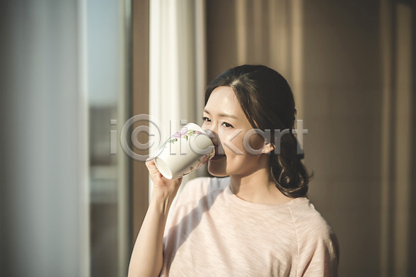 여유 티타임 40대 성인 여자 중년 중년여자한명만 한국인 한명 JPG 포토 거실 들기 마시기 먹기 미소(표정) 상반신 서기 실내 안식처 우먼라이프 주부 창가 커피