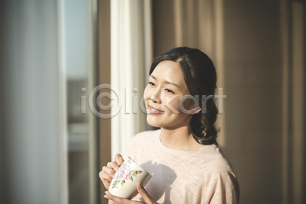 여유 티타임 40대 성인 여자 중년 중년여자한명만 한국인 한명 JPG 앞모습 포토 거실 들기 미소(표정) 상반신 서기 실내 우먼라이프 주부 창가 커피