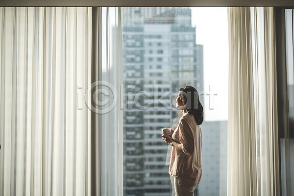 여유 티타임 40대 성인 여자 중년 중년여자한명만 한국인 한명 JPG 옆모습 포토 거실 들기 상반신 서기 실내 안식처 우먼라이프 주부 창가 커튼 커피