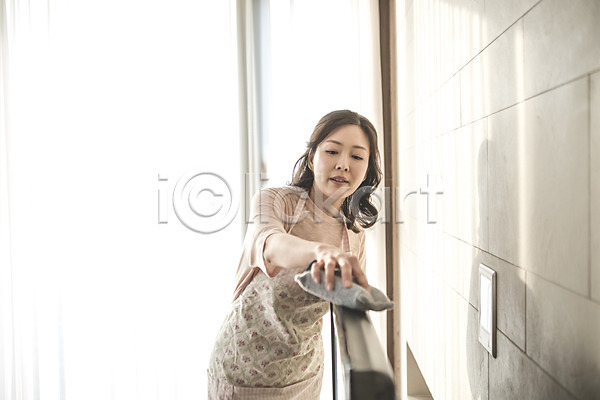 깨끗함 40대 성인 여자 중년 중년여자한명만 한국인 한명 JPG 앞모습 포토 가사 거실 걸레질 미소(표정) 상반신 서기 실내 우먼라이프 주부 청소