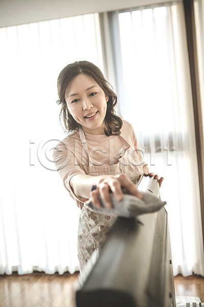 깨끗함 40대 성인 여자 중년 중년여자한명만 한국인 한명 JPG 앞모습 포토 가사 거실 걸레질 미소(표정) 상반신 서기 실내 우먼라이프 주부 청소