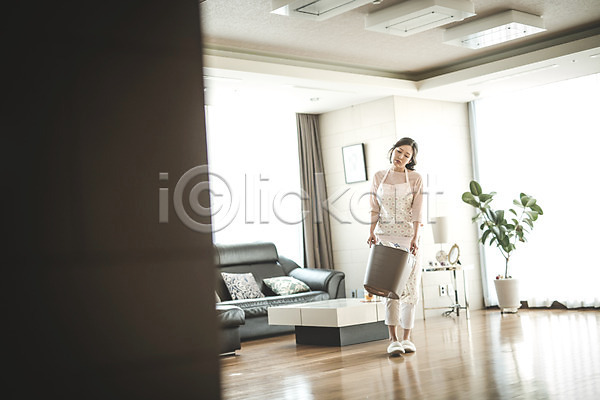 피곤 40대 성인 여자 중년 중년여자한명만 한국인 한명 JPG 앞모습 포토 가사 거실 걷기 들기 빨래통 실내 우먼라이프 전신 주부 청소 힘듦