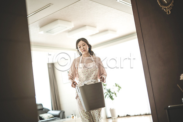 피곤 40대 성인 여자 중년 중년여자한명만 한국인 한명 JPG 앞모습 포토 가사 거실 걷기 들기 빨래통 상반신 실내 우먼라이프 주부 청소 힘듦